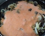 Foto del paso 3 de la receta: Berenjenas🍆champiñones🍄y cebollas🧅entomatadas🍅🌶️🍛🍱🍲🍚