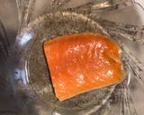 Foto langkah ke 2 dari resep Makanan AnakIkan Salmon Goreng.