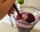 Foto del paso 3 de la receta: Cóctel de vino con cerezas y frutillas