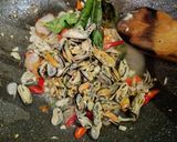 Foto langkah ke 3 dari resep Oseng Kerang Pedas Manis.