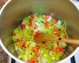Foto del paso 3 de la receta: Cuartos traseros de pollo con puerros, zanahorias al azafrán