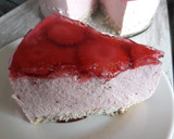 Foto del paso 9 de la receta: Tarta de yogurt griego con fresas y bizcocho de almendras