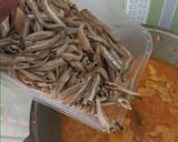 Foto langkah ke 3 dari resep Tumis Kuning Teri Asin Pedas.
