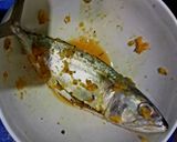 Foto langkah ke 2 dari resep Ikan Kembung Goreng Sambal Dadak.