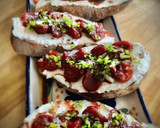 Foto del paso 4 de la receta: Crostini de cerezas con queso