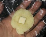 Foto langkah ke 4 dari resep Potato ball (isi keju).