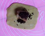Foto langkah ke 3 dari resep Bolen Pisang Keju Coklat.
