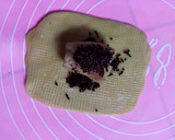 Foto langkah ke 3 dari resep Bolen Pisang Keju Coklat.