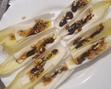 Foto del paso 1 de la receta: Endibia con queso tierno, nueces, pasas, aove y vinagre de Módena