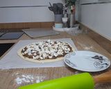 Foto del paso 3 de la receta: Pizza casera de cebolla caramelizada y queso de rulo