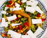 Foto del paso 4 de la receta: Ensalada de maíz con queso y pimiento rojo