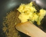 A picture of step 4 of Potatoes toffee.