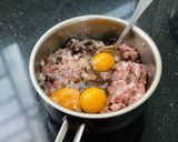 Hình bước làm 1 của món Chả Trứng Hấp