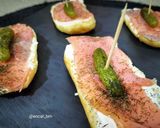 Foto del paso 3 de la receta: Canapé dulce con salmón ahumado, queso y pepinillo