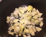 Une image de l'étape 3 de Soupe de pommes de terre et poireaux au curcuma et à la crème.