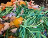 Foto langkah ke 3 dari resep Tumis Kangkung Cumi Asin.