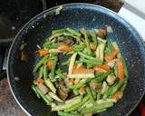 Foto del paso 4 de la receta: Muslo de pollo cocido y frito con salteado de verduras