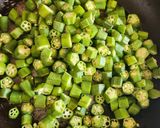 A picture of step 3 of Masala Okra.