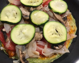 Foto del paso 4 de la receta: Pizza con base de brócoli y avena en sartén