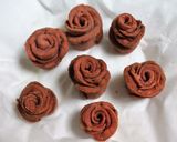 A picture of step 8 of Beetroot Rose Mathri.