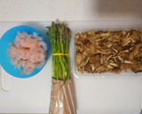 Foto del paso 1 de la receta: Revuelto de setas, espárragos y gambas