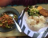 Foto langkah ke 4 dari resep Tumis cumi asin pete lombok ijo.