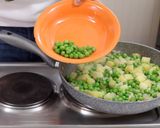 Foto del paso 4 de la receta: Crema de guisantes o hummus verde con crutones crujientes