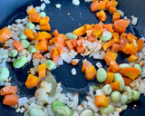 Foto del paso 4 de la receta: Risotto de quinoa con habitas y zanahoria