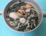 Foto del paso 6 de la receta: Cazuelita marinera de rape y espinacas con fideos