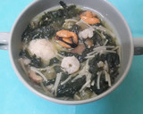 Foto del paso 6 de la receta: Cazuelita marinera de rape y espinacas con fideos