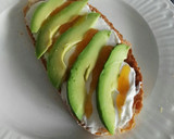 Foto del paso 3 de la receta: Tosta de queso fresco y aguacate