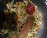 Foto del paso 3 de la receta: Nidos de huevo y sofrito de champiñones espárragos y zanahoria