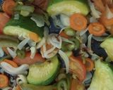 Foto del paso 5 de la receta: Salmón criollo empanado, con verduras, al horno(súper sano, sin sal)