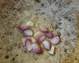 Foto langkah ke 2 dari resep Sambal Bawang Tomat Mentah (Sambal Ayam Geprek).