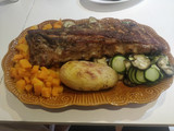 Costillas al horno con verduras y patata asada