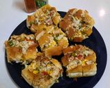 व्हेजी -चीजी गार्लिक बन्स (Veg Cheesy Garlic Buns Recipe In Marathi) रेसिपी स्टेप 3 फोटो 