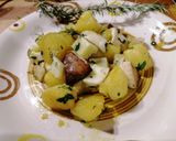 Foto del passaggio 4 della ricetta Padellata di patate e porcini al profumo di aromi