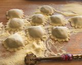 Foto del passaggio 6 della ricetta Ravioli 🥟 ripieni di zucca e salsiccia conditi con salsa di radicchio e speck