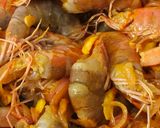 Gambar langkah 1 resipi Udang Masak Lemak Bersama Pak Choy.