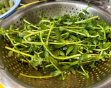 Hình bước làm 1 của món Cháo Hến Rau Đắng
