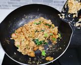 รูปขั้นตอนการทำที่ 5 ของ ข้าวผัดไส้กรอกอกไก่ซอสมะขาม