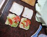 Foto del paso 2 de la receta: Sándwich de fiambre con tomate, lechuga y mayonesa
