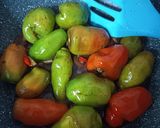 Foto langkah ke 2 dari resep Tumis Cabe Gendot Daun Pepaya.
