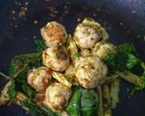 รูปขั้นตอนการทำที่ 3 ของ กะเพราลูกชิ้นไก่ข้าวโอ๊ต :ไร้แป้ง