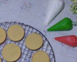 Foto langkah ke 5 dari resep Icing Sugar Cookies / Decorating Sugar Cookies / Kukis Glazur.