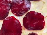 Ensalada de espárragos blancos sobre carpaccio de manzana y remolacha