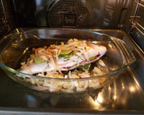 Foto del paso 2 de la receta: Dorada al horno con cebolla caramelizada y puré de boniato con l