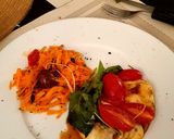 Foto del paso 4 de la receta: Provolone con rúcula, tomatines, cebolla roja grillados con miel