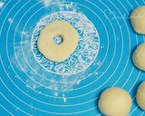 Foto langkah ke 5 dari resep Donat Tanpa Ulen Dan Mixer.
