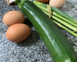 Foto del paso 1 de la receta: Tortilla de patata con calabacín y ajos tiernos